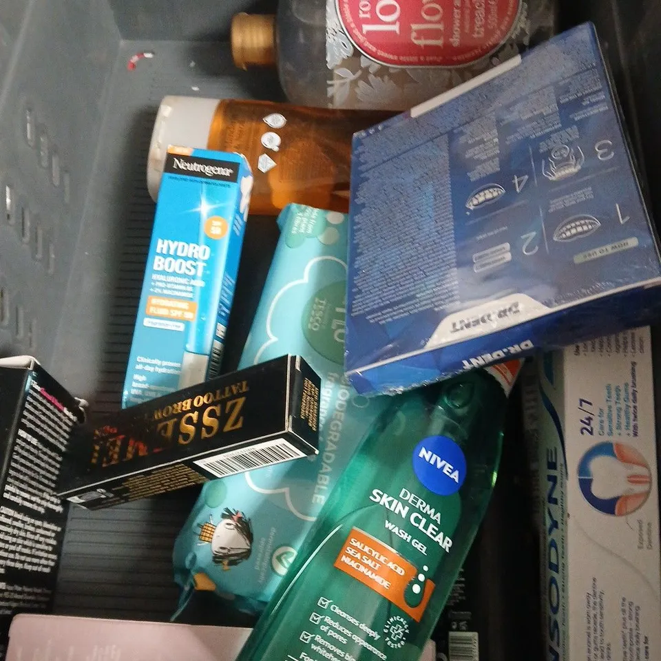 APPROXIMATEY 20 ASSORTED HEALTH AND BEAUTY PRODUCTS TO INCLUDE - DOVE BODY WASH - MEDIK8 GENTLE CLEANSE - UMBERTO GIANNINI CURL JELLY CARE DE-FRIZZ CONDITIONER - ETC