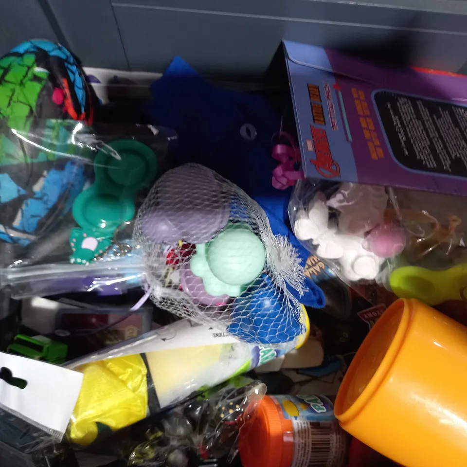 LOT OF APPROXIMATELY 10 ASSORTED TOYS AND GAMES TO INCLUDE UNO GAME, FUNFINGERS BEER PONG, FACE PAINT, ETC