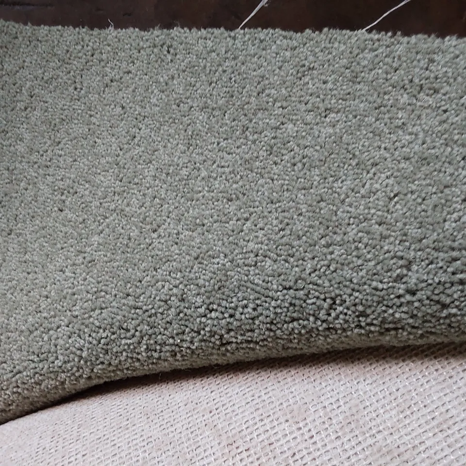 ROLL OF QUALITY COUNTRY MEAD TWIST SOFT FERN CARPET APPROXIMATELY 5M × 5.8M 