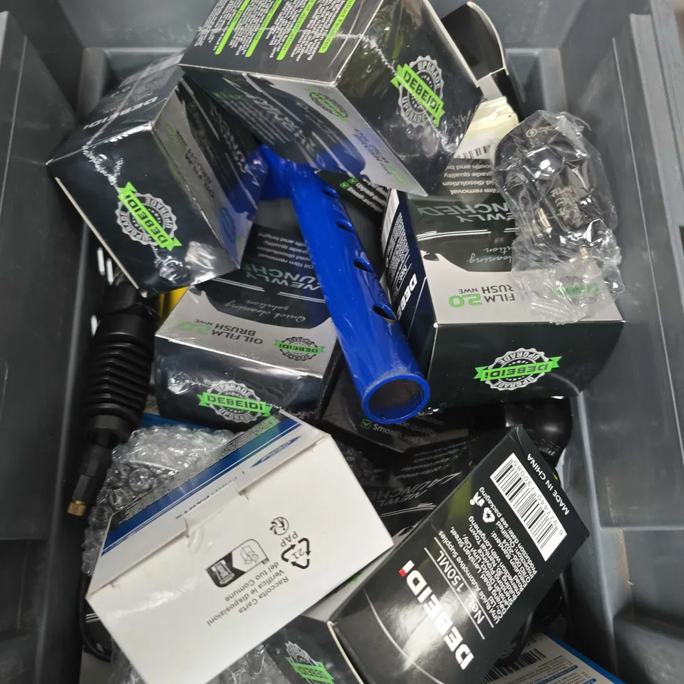APPROXIMATELY 15 ASSORTED VEHICLE PARTS/ACCESSORIES TO INCLUDE L PLATES, OIL FILM BRUSH, SUCTION CUP MOUNT PAD ETC