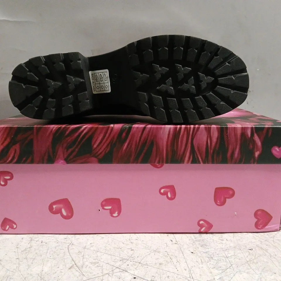 BOXED PAIR OF KOI SHOES IN BLACK W. PINK HEARTS SIZE UK 4