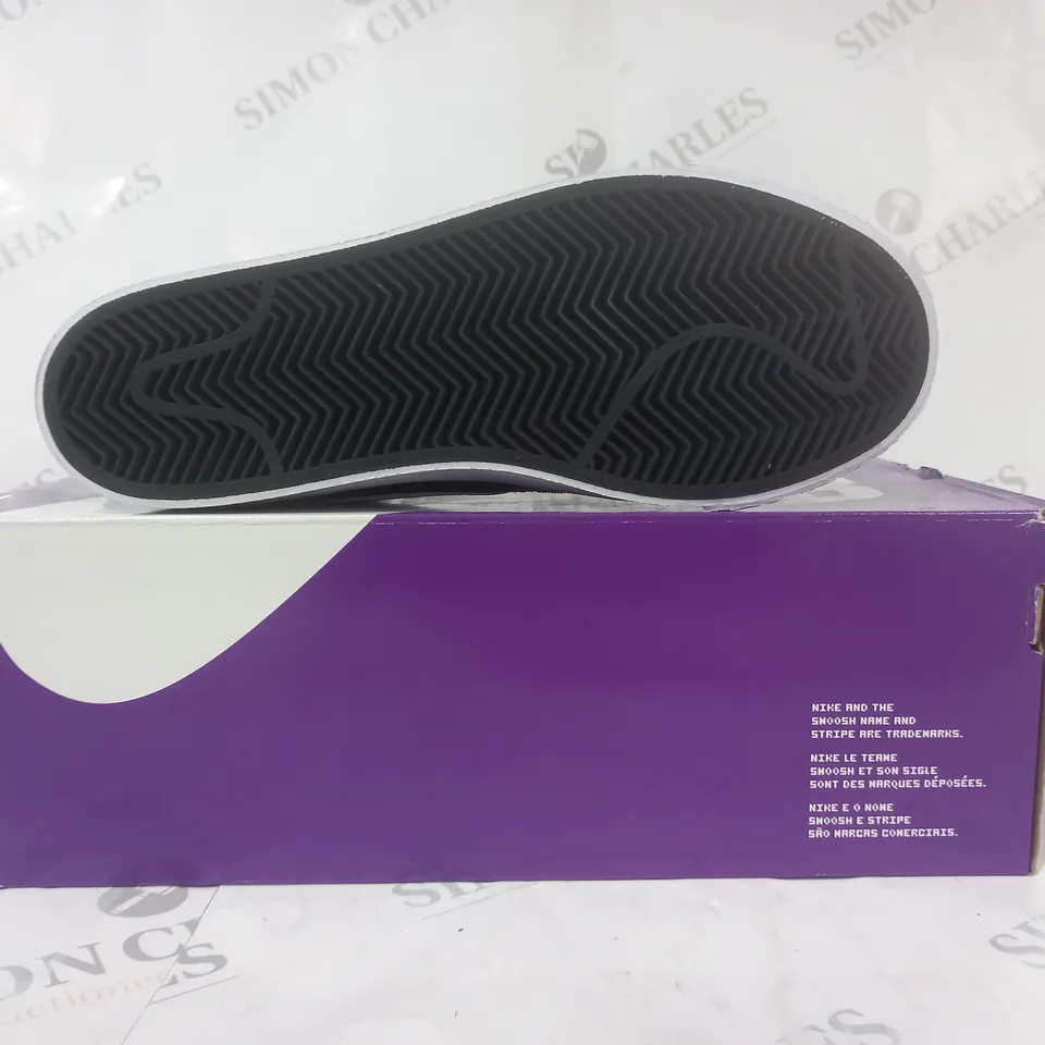 BOXED PAIR OF NIKE SB ZOOM BLAZER MID SHOES IN BLACK/WHITE UK SIZE 5.5