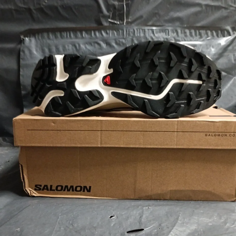 BOXED PAIR OF SALOMON XT-6 TRAINERS IN WHITE/VANILLA ICE/PLUM SIZE UK 6.5