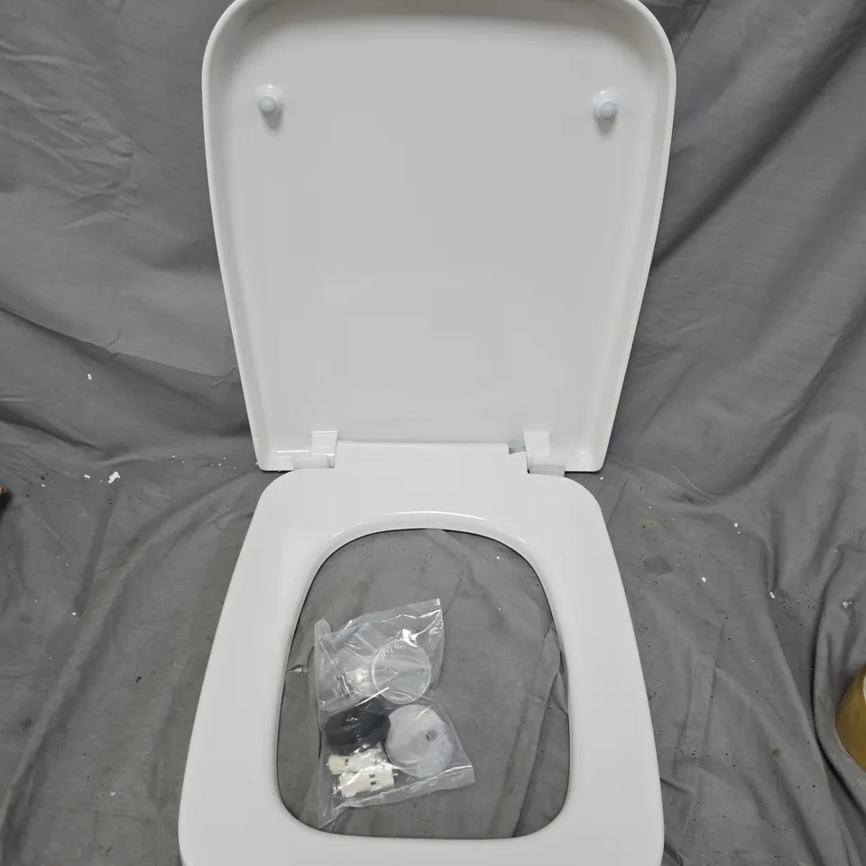 BOXED BLUMFELDT TOILET SEAT