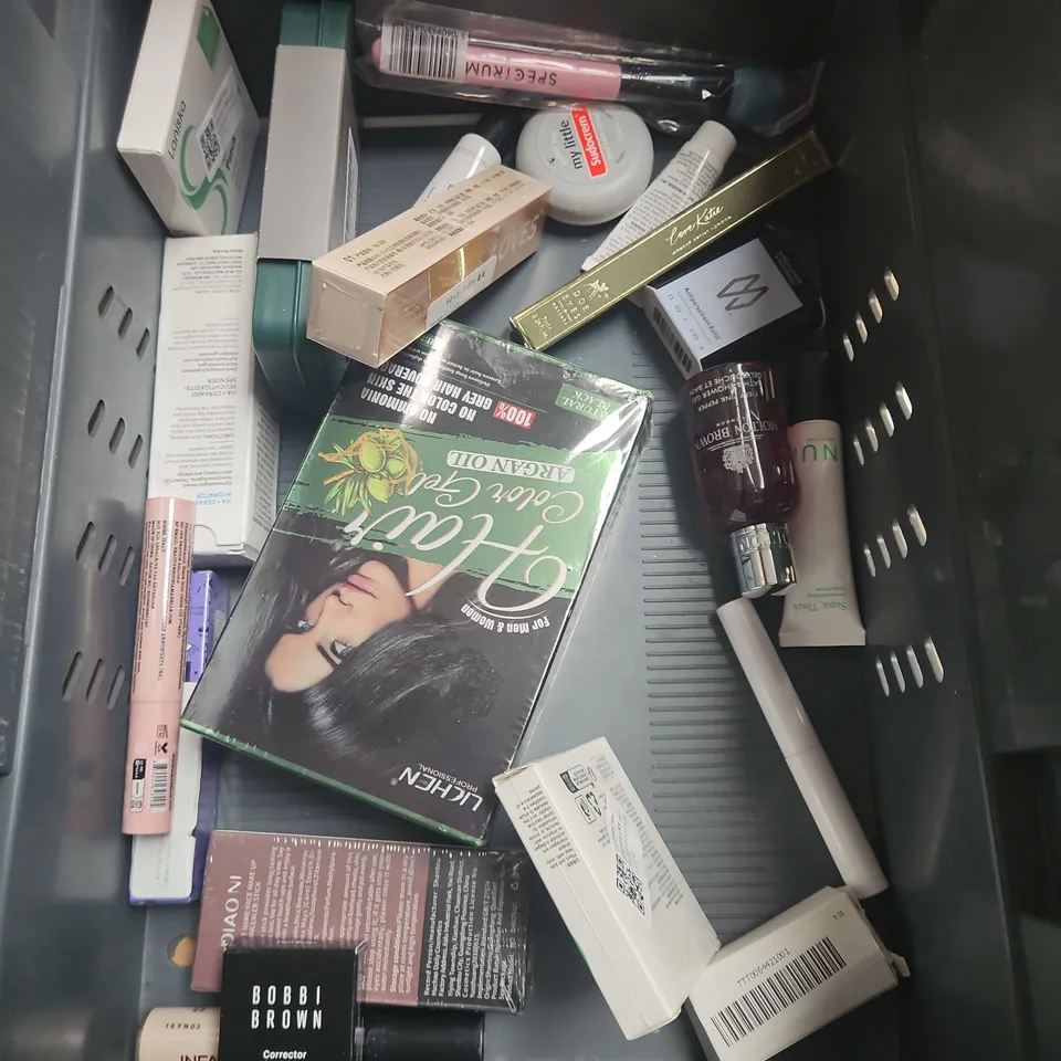 APPROXIMATELY 20 ASSORTED HEALTH & BEAUTY PRODUCTS TO INCLUDE - L'OREAL REVITALIFT ANTI-WRINKLE NIGHT CREAM - PHILIPS ONEBLADE 5 PACK - KEM SKIN HYDRATING TONER - ETC