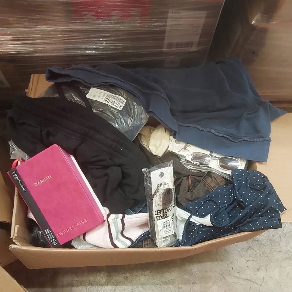 PALLET CONTAINING A VERY LARGE QUANTITY OF BRAND NEW ASSORTED CLOTHING/ACCESSORIES INCLUDING: SUNGLASSES, JEANS, BIKINIS, T-SHIRTS, JUMPERS ECT