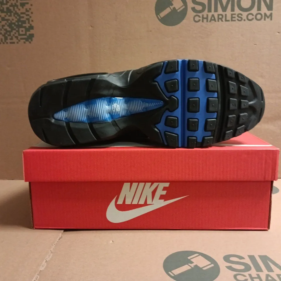 BOXED PAIR OF NIKE AIR MAX TRAINERS IN WHITE/GREY/BLUE SIZE UK 10