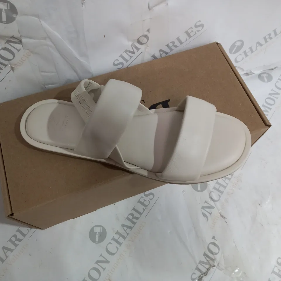 BOXED DUNE LEATHER CUSHION FLAT SANDALS SIZE 6