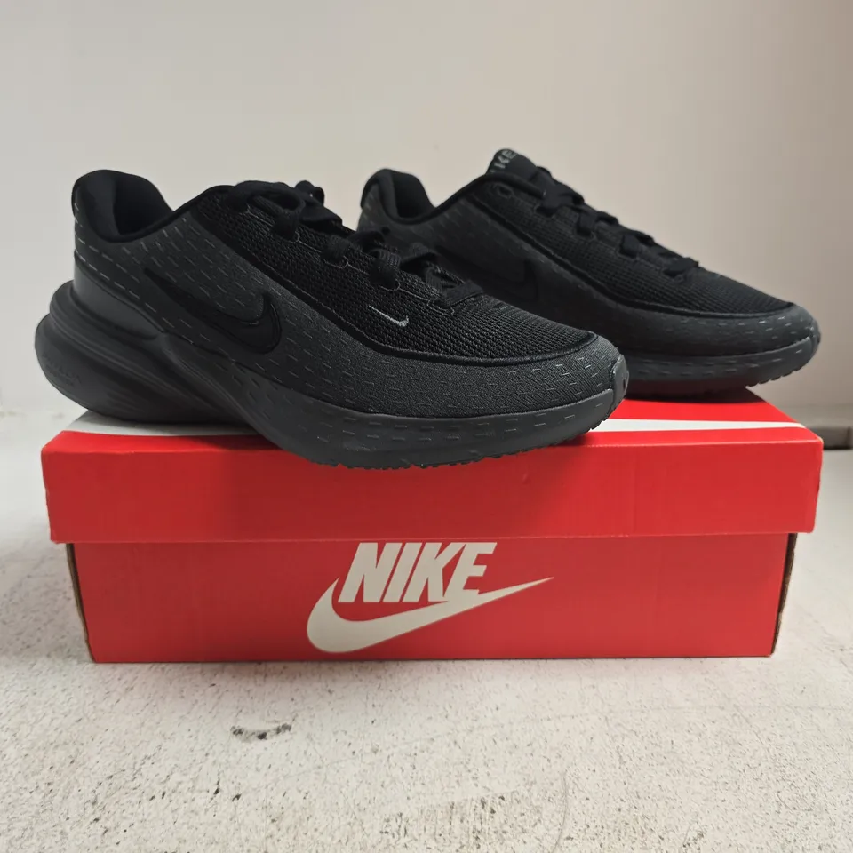 BOXED PAIR OF NIKE UPLIFT TRAINERS IN BLACK SIZE UK 6