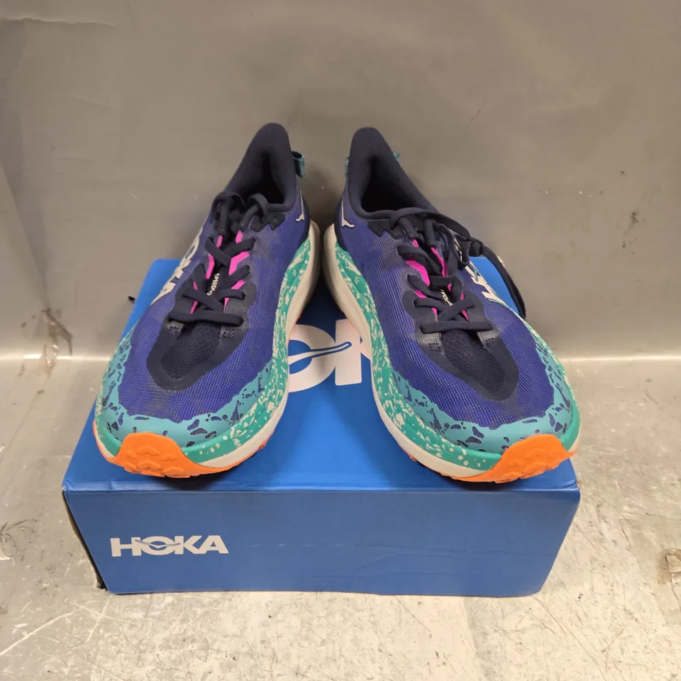 BOXED PAIR HOKA SPEEDGOAT 6 WIDE TRAINERS - 6.5
