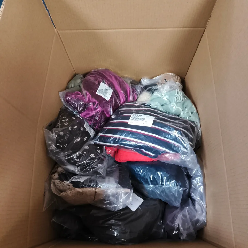 BOX OF APPROXIMATELY 30 ASSORTED CLOTHING ITEMS TO INCLUDE RUTH LANGSFORD, D & CO ETC 