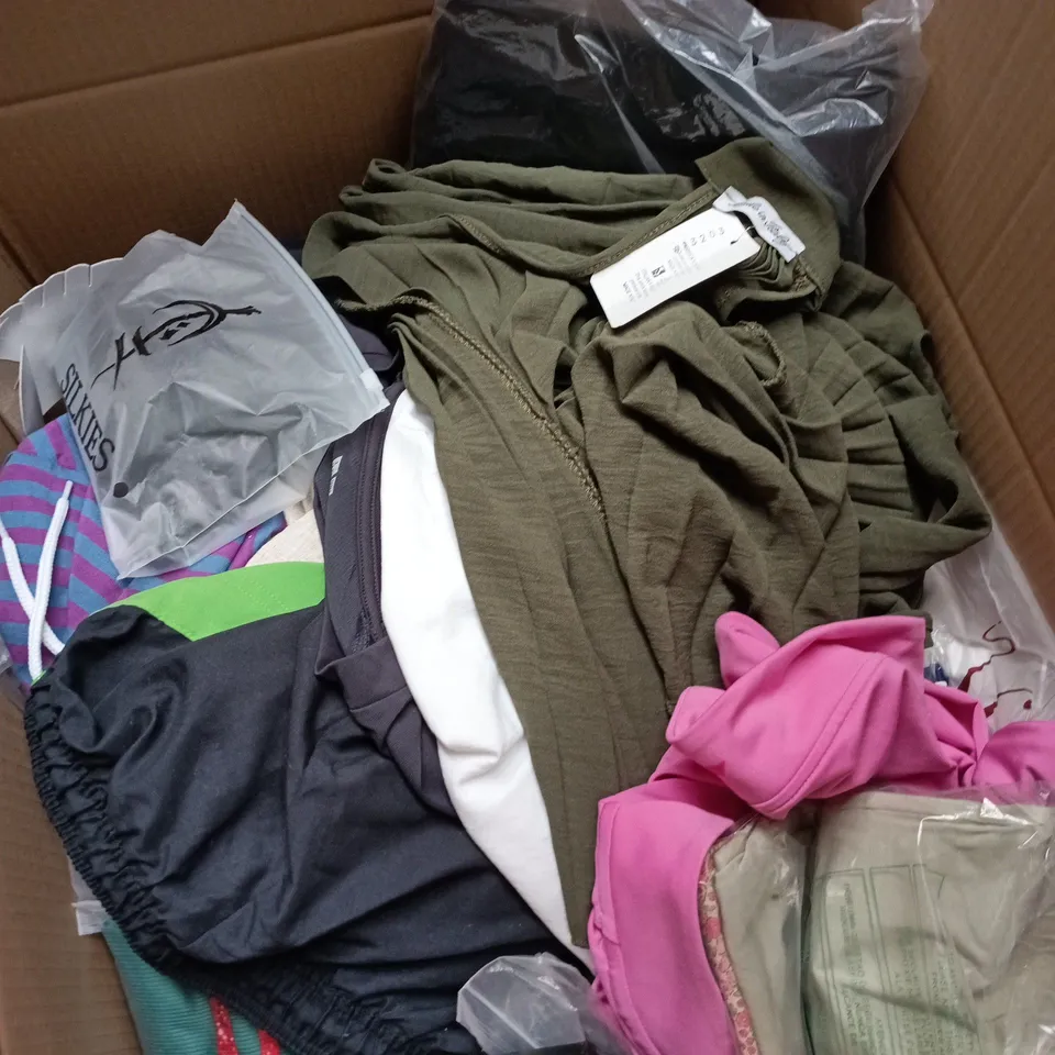 BOX OF APPROXIMATELY 25 ASSORTED CLOTHING ITEMS TO INCLUDE DENIM SHORTS, LEGGINGS ETC