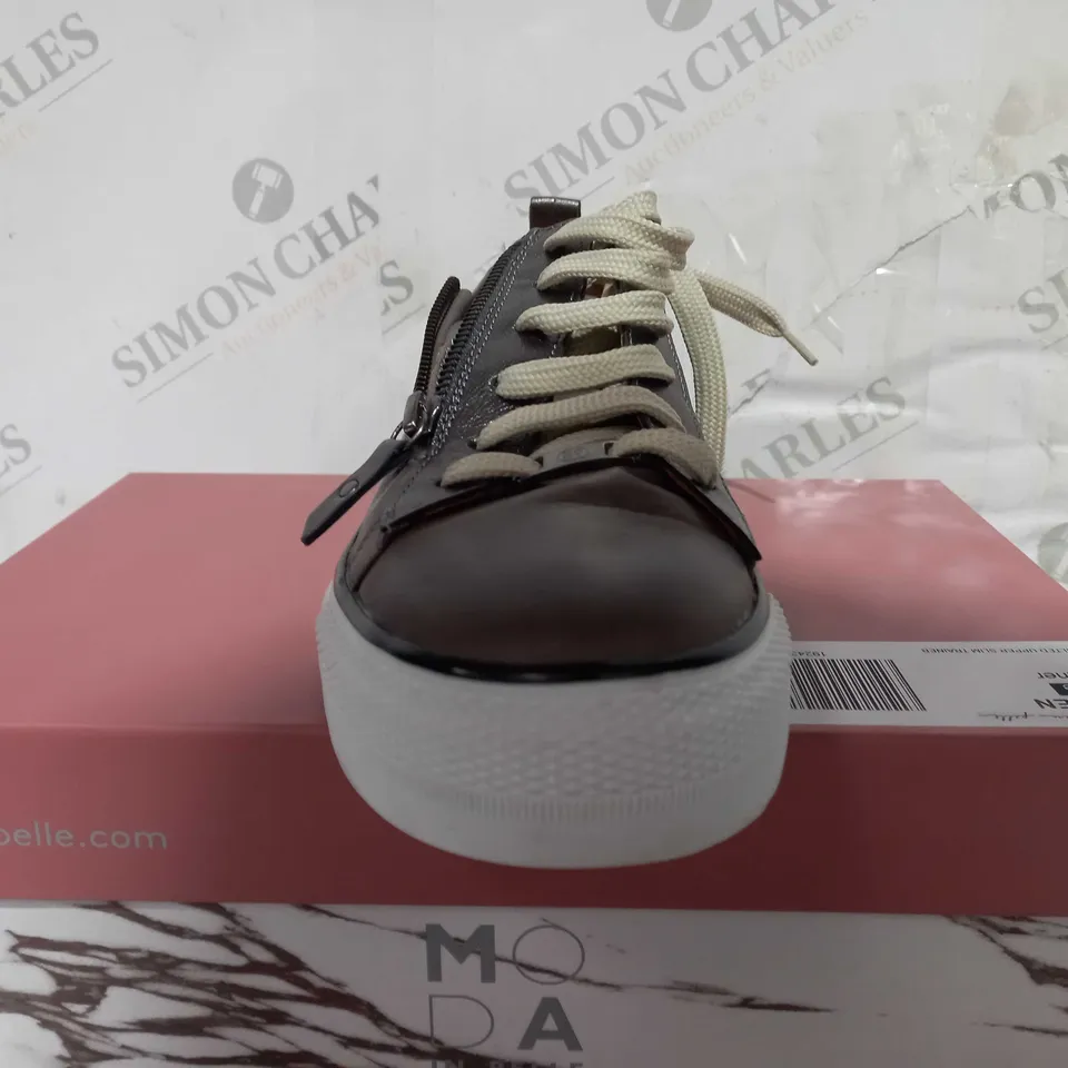 BOXED PAIR OF MODA IN PELLE BAYLEN TRAINERS IN TAUPE SIZE 7