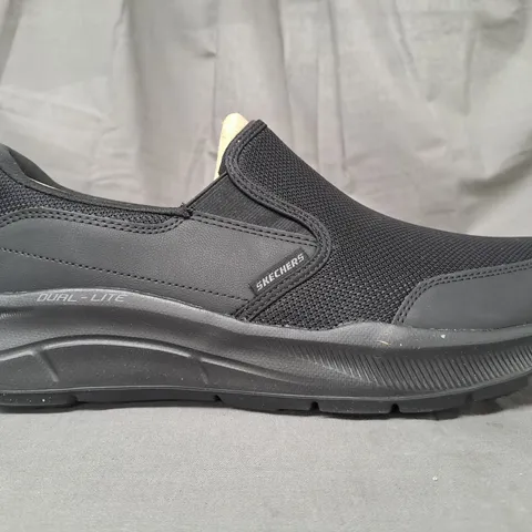 BOXED PAIR OF SKECHERS SLIP-ON SHOES IN BLACK UK SIZE 11