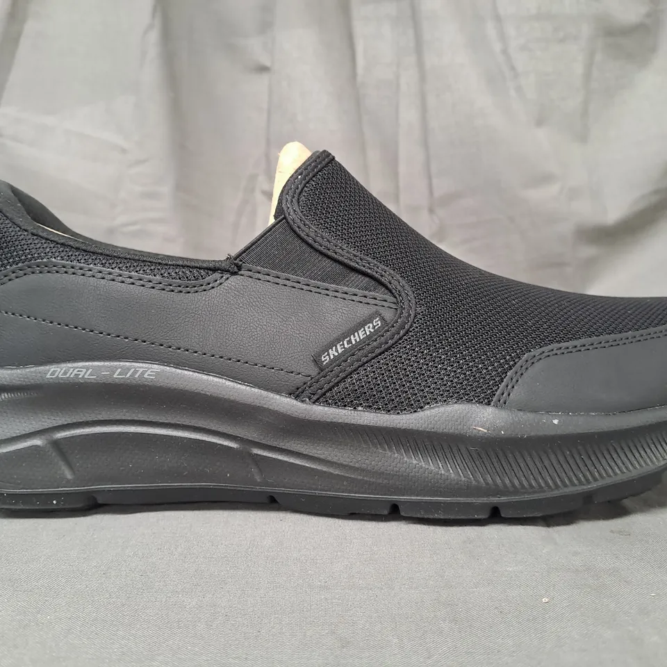 BOXED PAIR OF SKECHERS SLIP-ON SHOES IN BLACK UK SIZE 11
