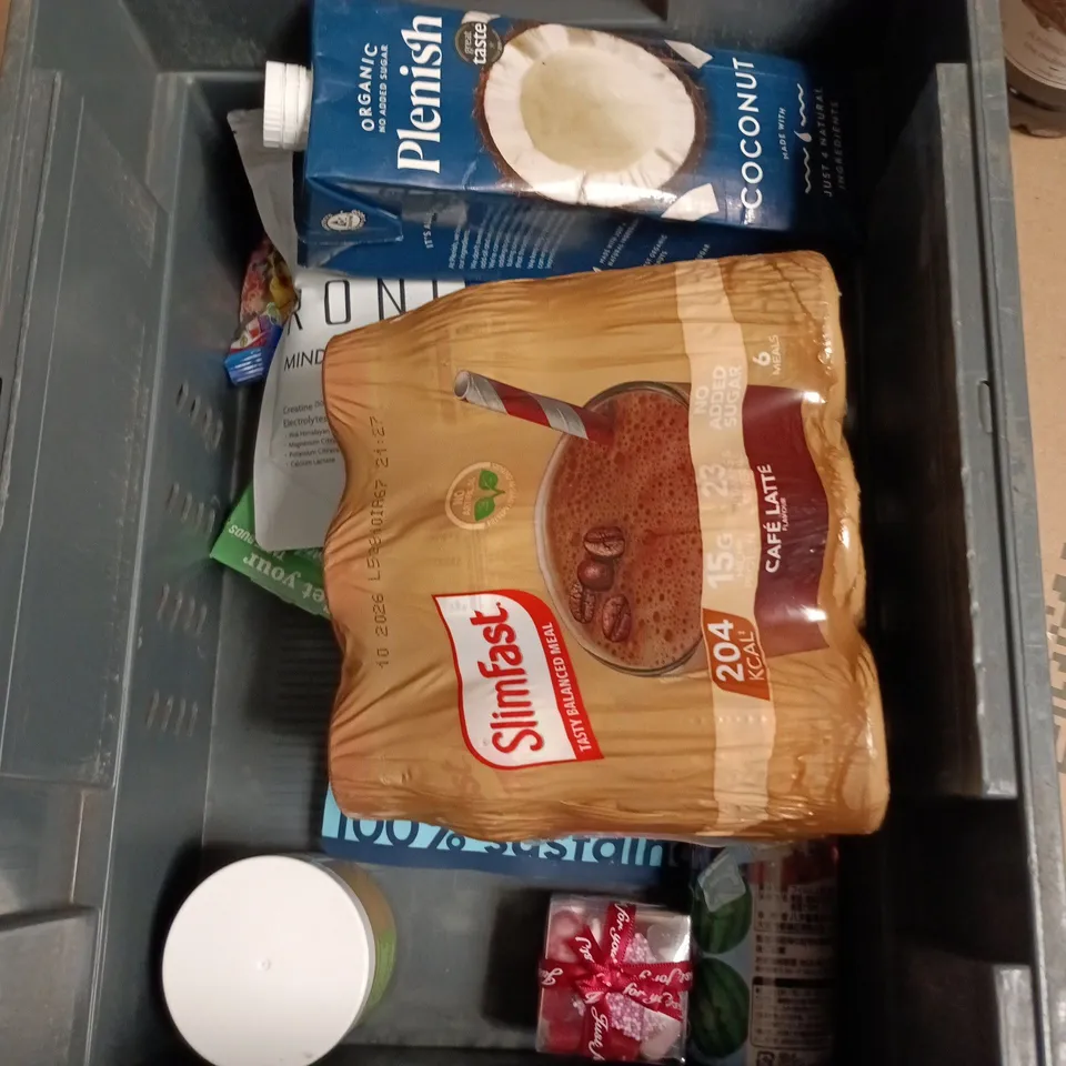 APPROXIMATELY 12 ASSORTED FOOD AND DRINKS ITEMS TO INCLUDE - MONIN DARK CHOCOLATE SYRUP, BANANA HUEL SHAKE, BELGIAN TRUFFLE MAYONAISE ETC 