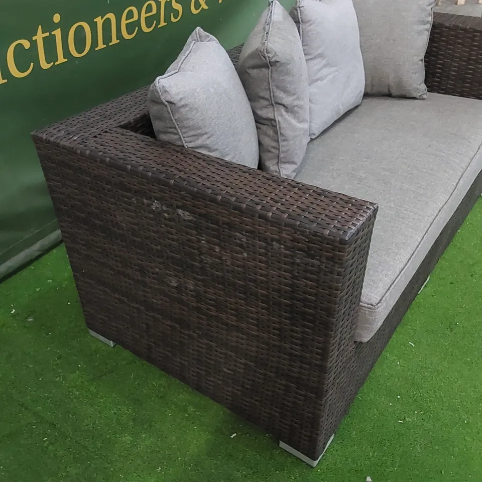 DESIGNER CHOCOLATE MIX RATTAN 2 SEATER GARDEN/PATIO SOFA WITH GREY CUSHIONS