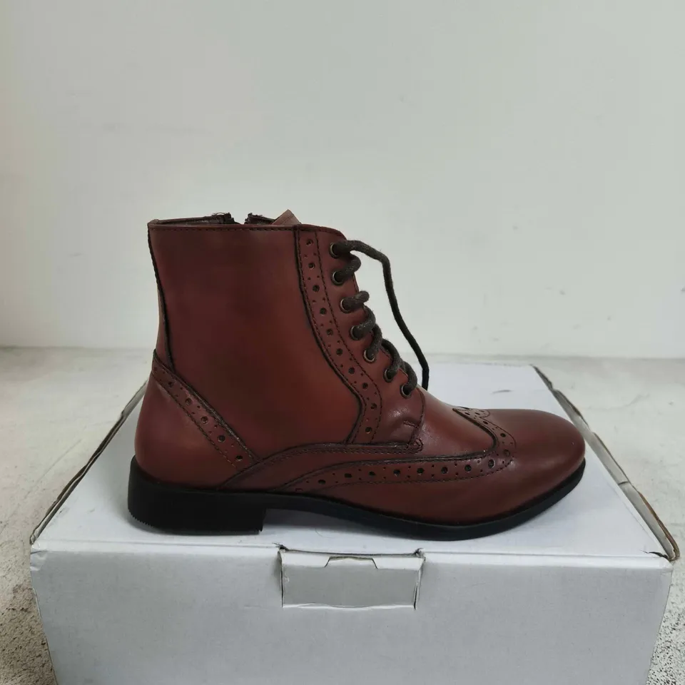 BOXED PAIR OF TAN LEATHER BROGUE ANKLE BOOTS – UK SIZE 3