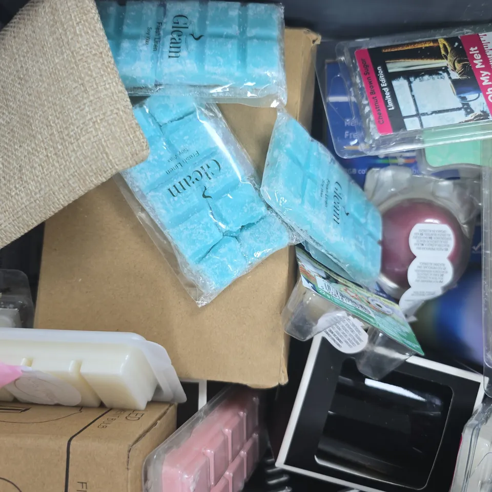 APPROXIMATELY 10 ASSORTED HOUSEHOLD ITEMS TO INCLUDE BULBS, WAX MELTS, ETC