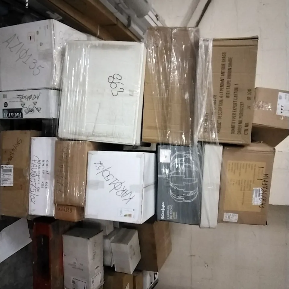 PALLET OF ASSORTED LIGHTING ITEMS