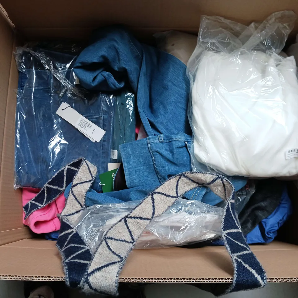 LARGE BOX OF APPROXIMATELY 20 ASSORTED CLOTHING ITEMS IN VARIOUS SIZES, STYLES AND COLOUR 