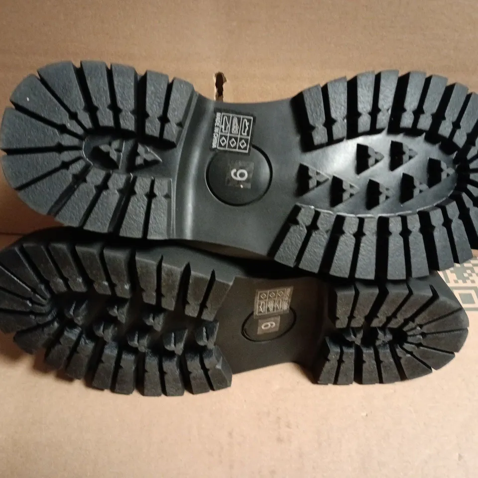 BOXED KOI TENAR MENS BOAT SHOES IN CREAM - UK9