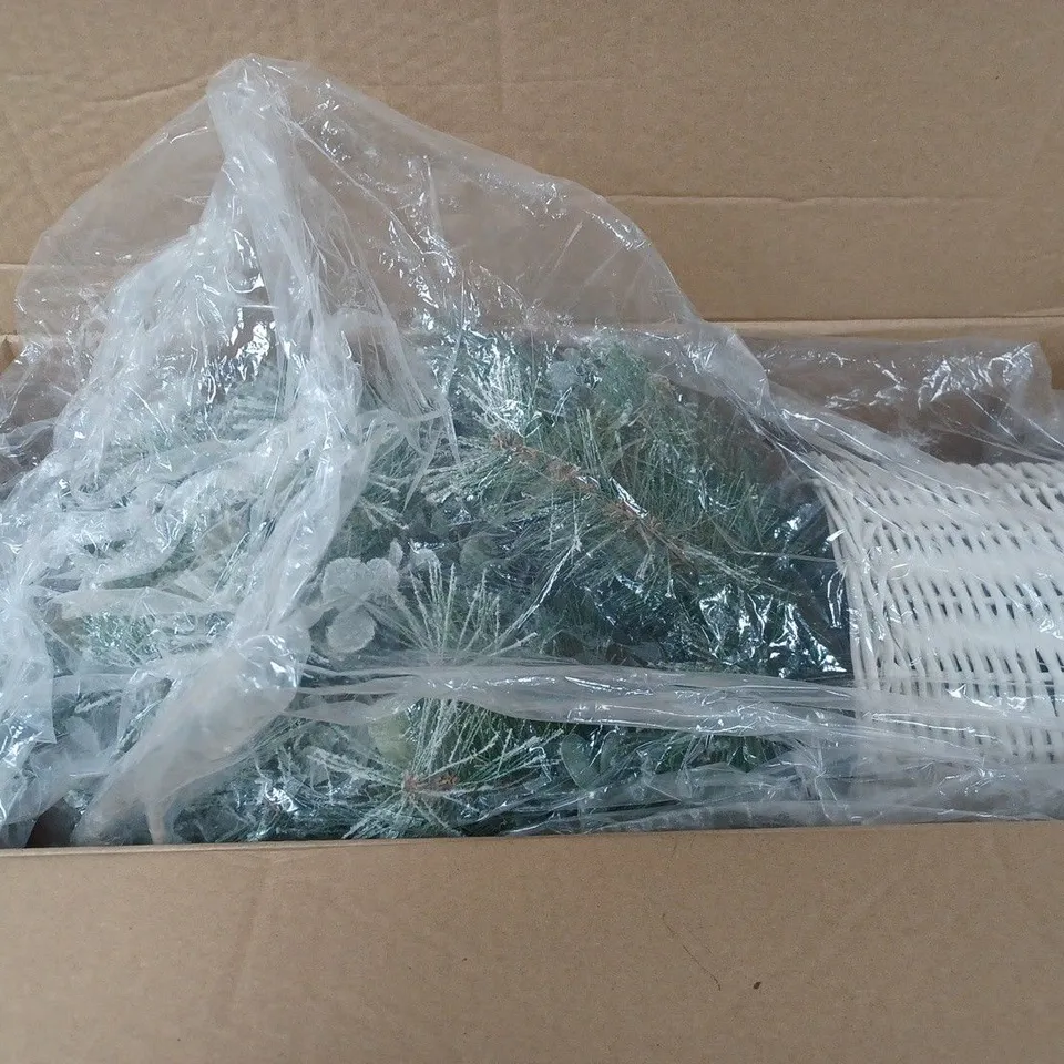 OUTLET K BY KELLY HOPPEN DECORATIVE WREATH IN WHITE