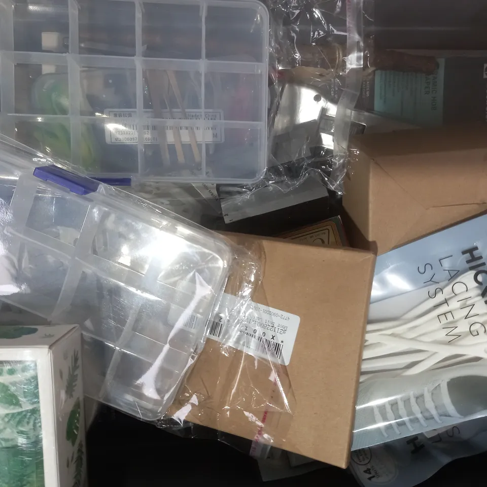 APPROXIMATELY 15 ASSORTED HOUSEHOLD ITEMS TO INCLUDE CARBON MONOXIDE ALARM, LACING SYSTEM, ROOFERS SQUARE, ETC