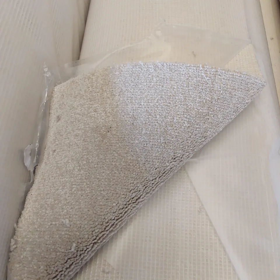 ROLL OF QUALITY EC FREEDOM TISSUE CARPET // SIZE: APPROXIMATELY 5 X 4.4m