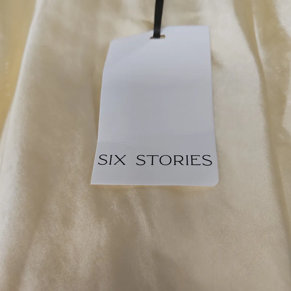 SIX STORIES BANDEAU SATIN BRIDESMAID DRESS WITH CHIFFON NECK SCARF – CREAM. SIZE 8