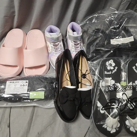APPROXIMATELY 20 ASSORTED PAIRS OF SHOES AND FOOTWEAR ITEMS IN VARIOUS STYLES AND SIZES TO INCLUDE BOARD ANGELS, PRIMARK, NEW LOOK, ETC - COLLECTION ONLY