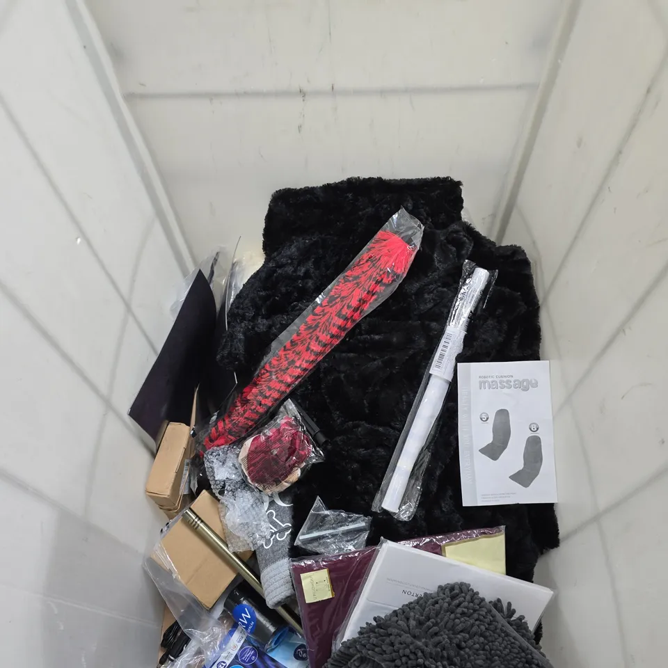 HALF A CAGE APPROXIMATELY 30+ ASSORTED HOUSEHOLD ITEMS INCLUDING: BATHROOM MAT, BEDDING AND JEWELLERY BOX