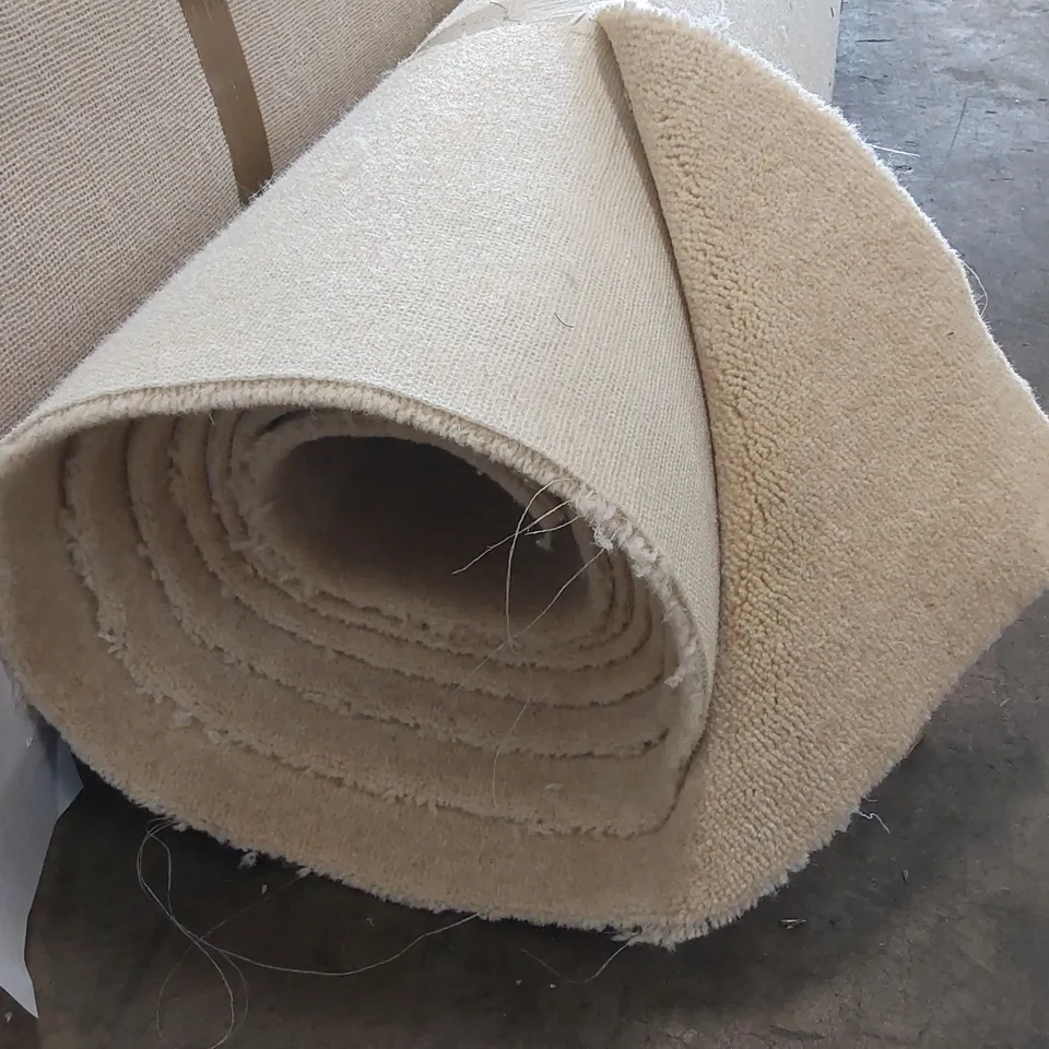 ROLL OF QUALITY RARE BREEDS COTSWOLD CARPET // SIZE: APPROX 5 X 5.18m