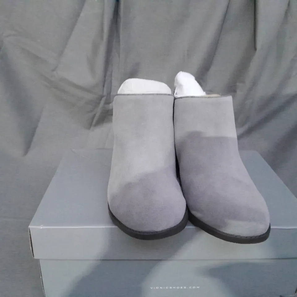 BOXED PAIR OF VIONIC MARISSA ANKLE BOOTS IN CHARCOAL SIZE 5.5 