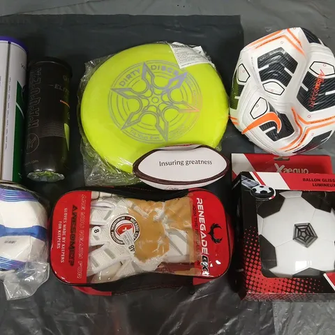 LOT OF APPROXIMATELY 15 ASSORTED SPORTING ITEMS TO INCLUDE FRISBEE, NIKE FOOTBALL AND TENNIS BALLS
