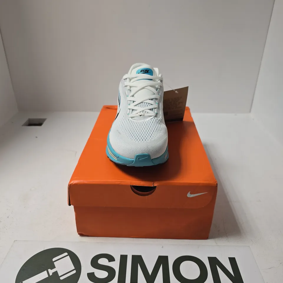 BOXED PAIR OF NIKE VOMERO 18 TRAINERS SIZE UK 9