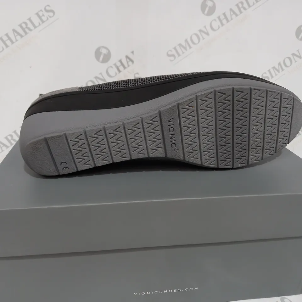BOXED VIONIC JACEY SLIP-ON SHOES IN GREY SIZE 7