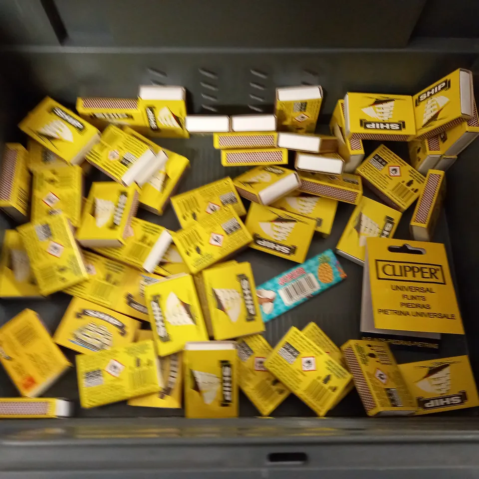 LOT OF ASSORTED SMOKING ACCESSORIES TO INCLUDE MATCHES, BAMBOO TRAY AND SMOKING PIPE