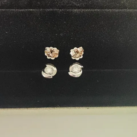 18CT WHITE GOLD STUD EARRINGS SET WITH NATURAL DIAMONDS
