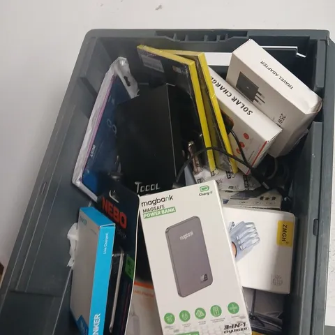 TOTE OF APPROXIMATELY 20 ASSORTED TECH ITEMS TO INCLUDE: ASPERX 2 PACK 10000MAH POWERBANKS 