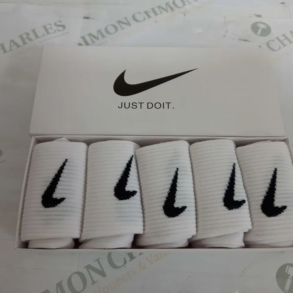 BOXED NIKE 3/4 LENGTH SOCKS IN WHITE SET OF 5