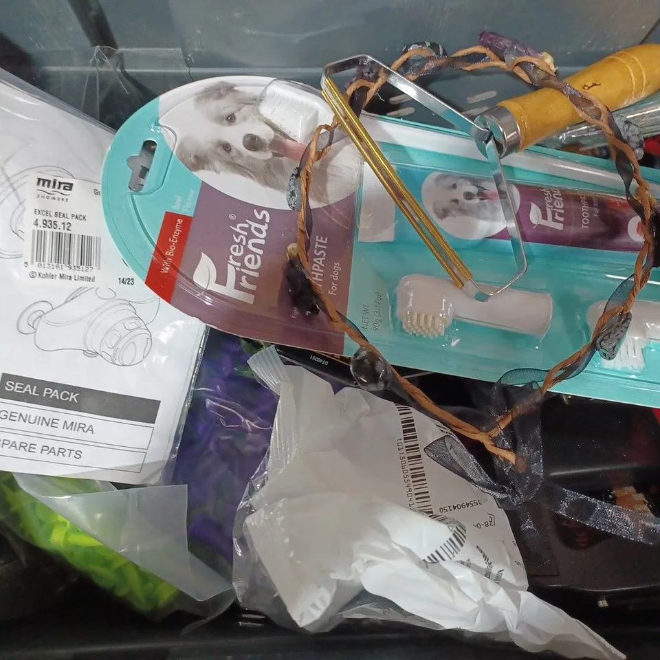 GROUP OF ASSORTED HOUSEHOLD ITEMS 