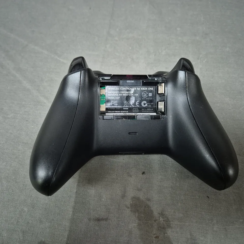 XBOX WIRELESS CONTROLLER IN BLACK