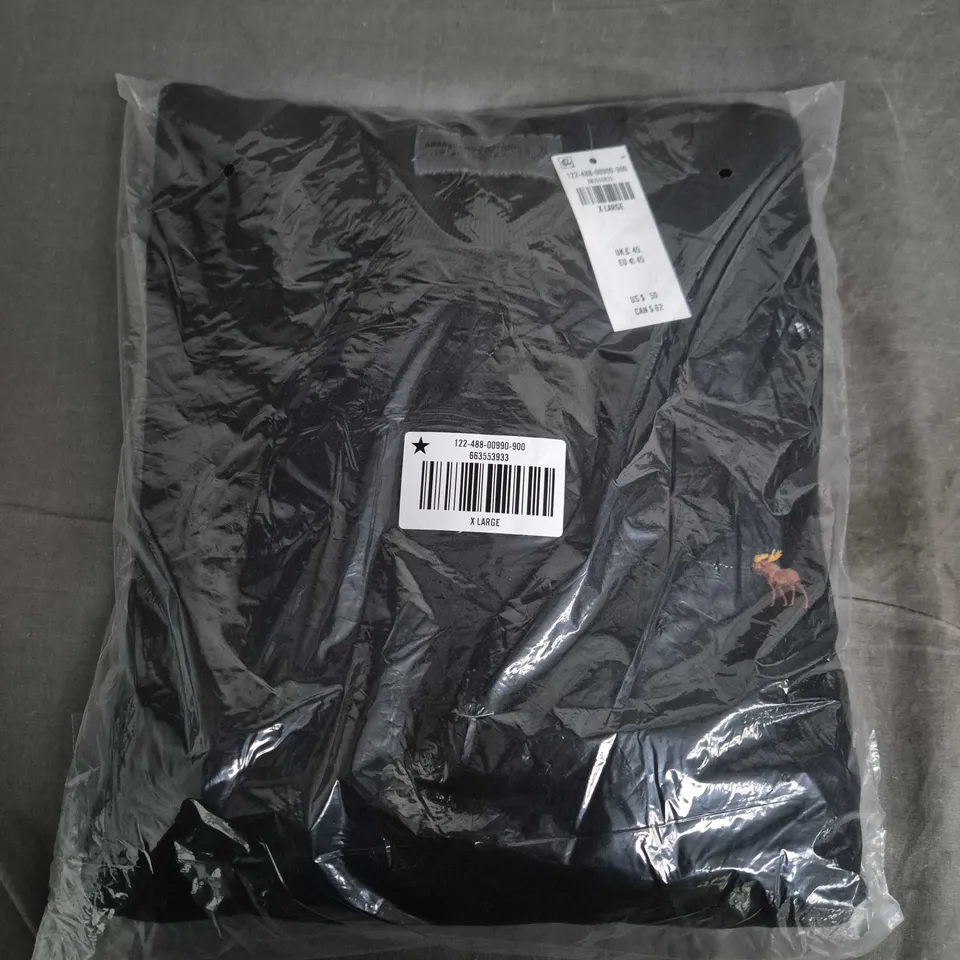 BAGGED ABERCROMBIE & FITCH SOFT ESSENTIALS CREWNECK SWEATSHIRT IN BLACK - XL