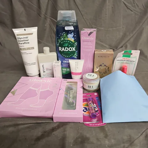 APPROXIMATELY 20 ASSORTED HEALTH & BEAUTY PRODUCTS TO INCLUDE - GLOWXIE MOISTURISING HEEL SOCKS - RADOX 2IN1 WASH - ESTRID RAZOR - ETC