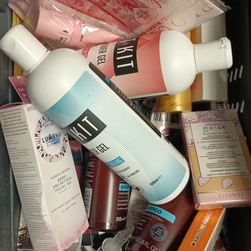 APPROXIMATELY 15 ASSORTED HEALTH & BEAUTY PRODUCTS TO INCLUDE BODY MIST, SHOWER GEL, LUMENE FACIAL OIL ETC 