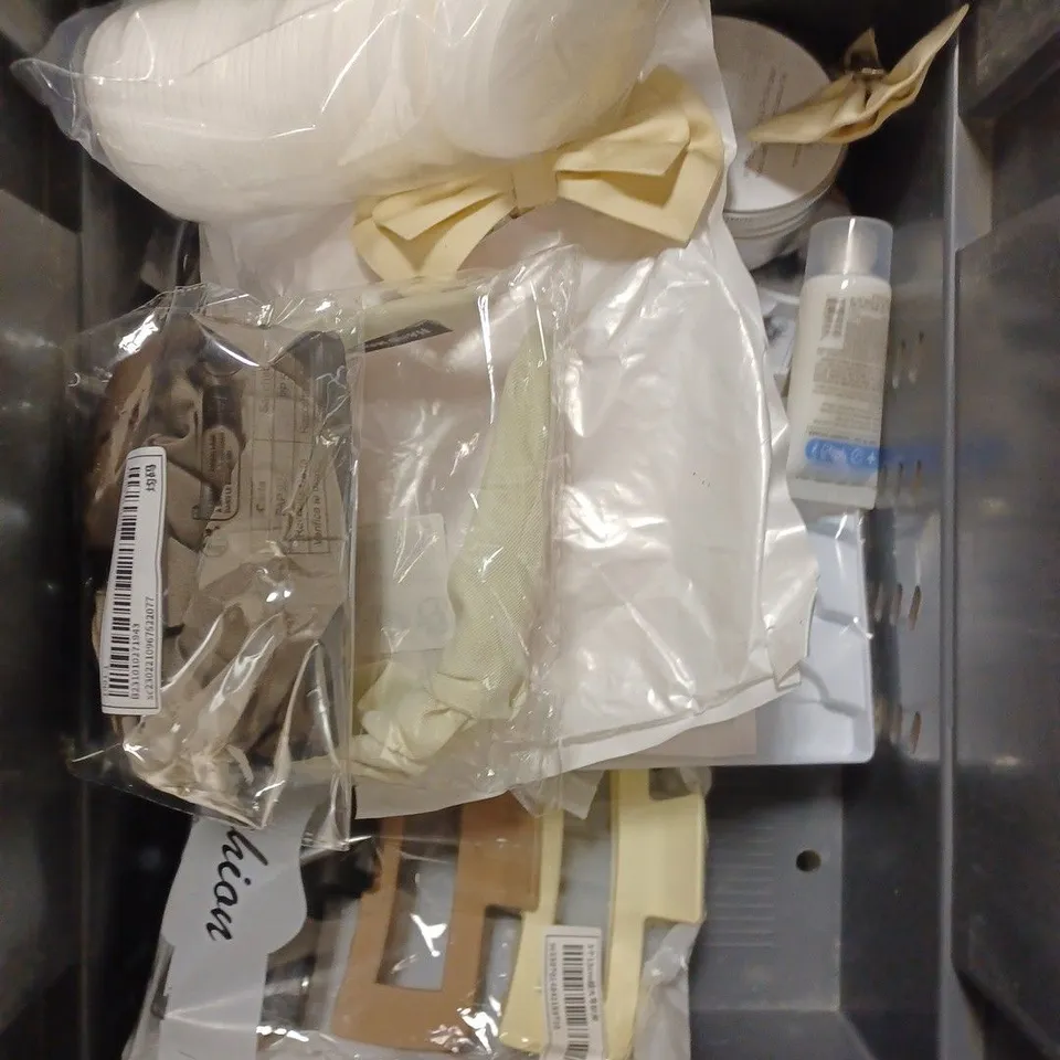 APPROXIMATELY 20 ASSORTED HEALTH & BEAUTY PRODUCTS TO INCLUDE ELF BROW LIFT, GILLETTE PRO GLIDE RAZORS, LASH CURLER ETC 