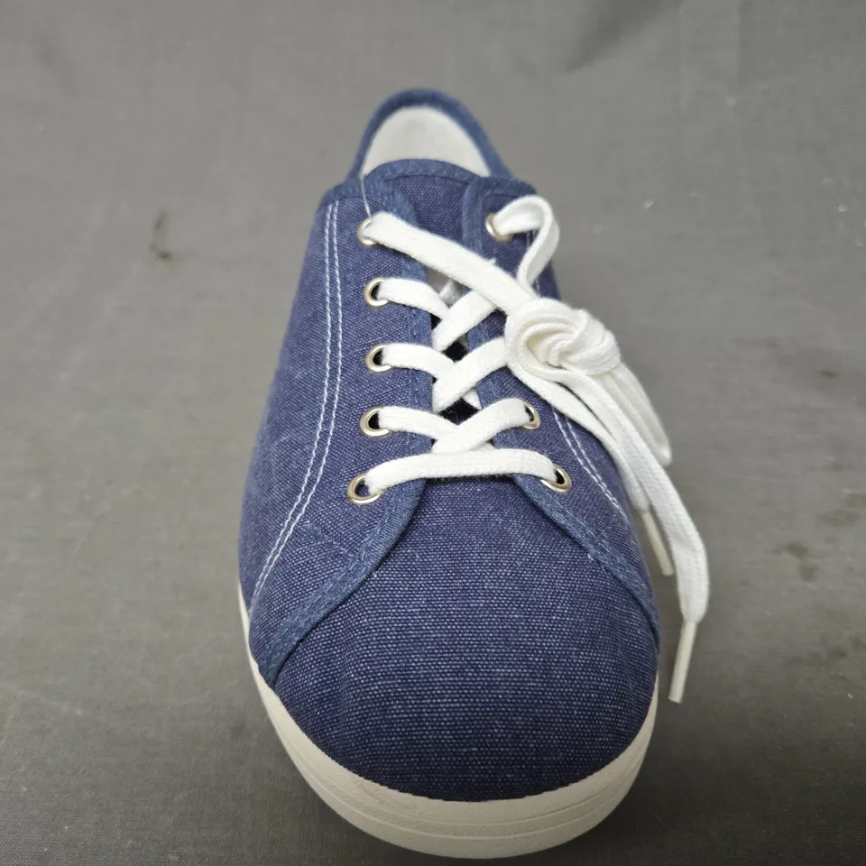 BOXED PAIR OF DB SHOES IN NAVY UK SIZE 5