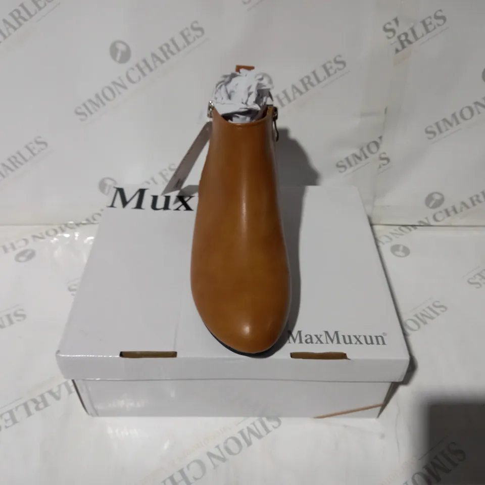 MAX MAXUN CARAMEL BOOTS SIZE 5