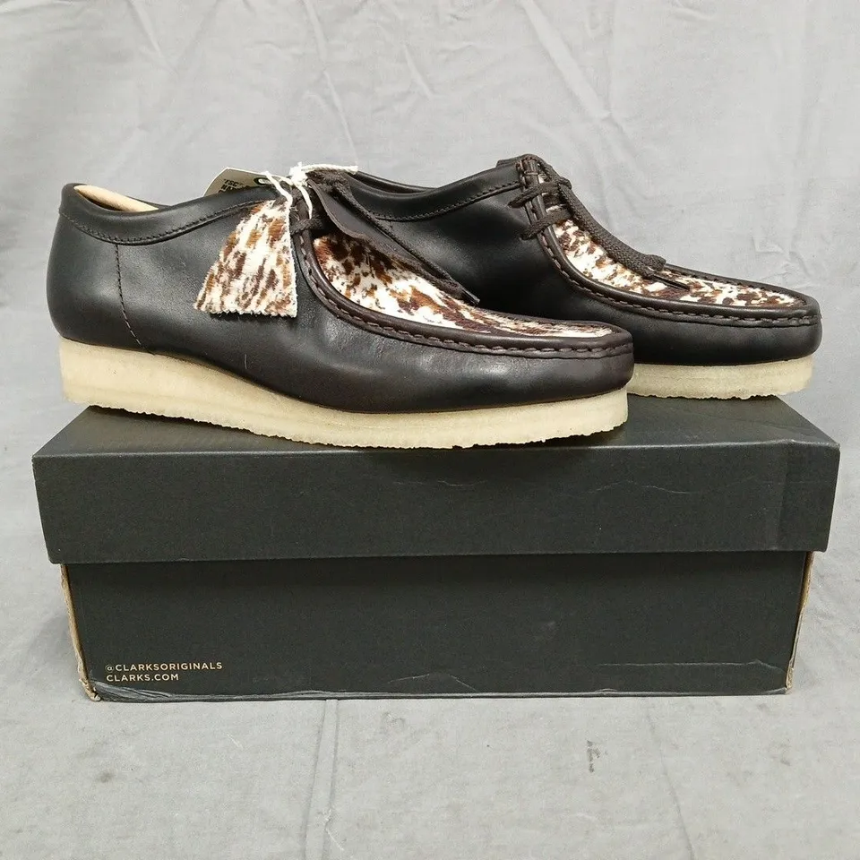 BOXED PAIR OF CLARKS ORIGINALS WALLABEE SHOES IN BROWN SIZE UK 9